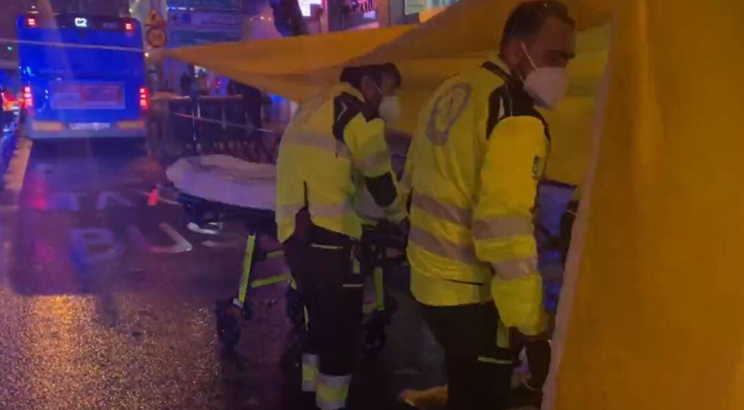 Sanitarios del Samur-Protección Civil intervienen en un accidente.