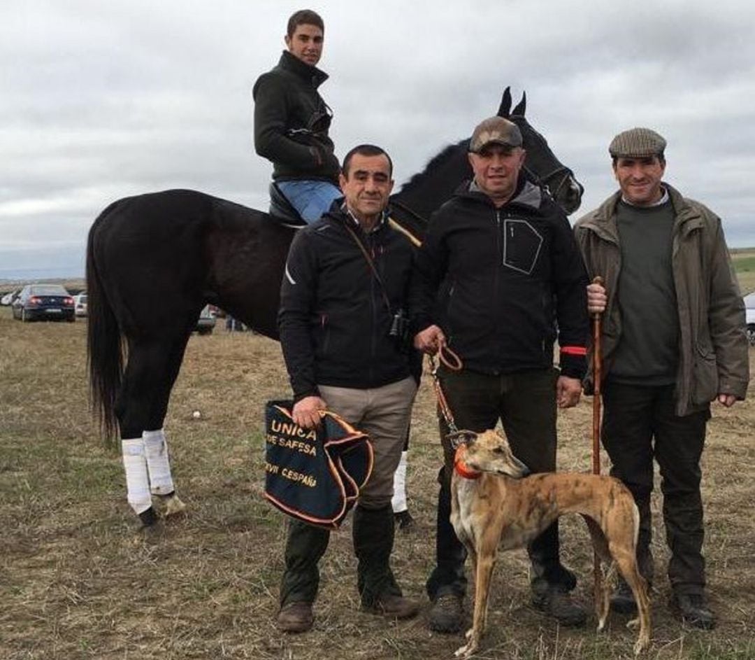 Pelaya de Safesa con sus propietarios y representantes en el Campeonato de Galgos