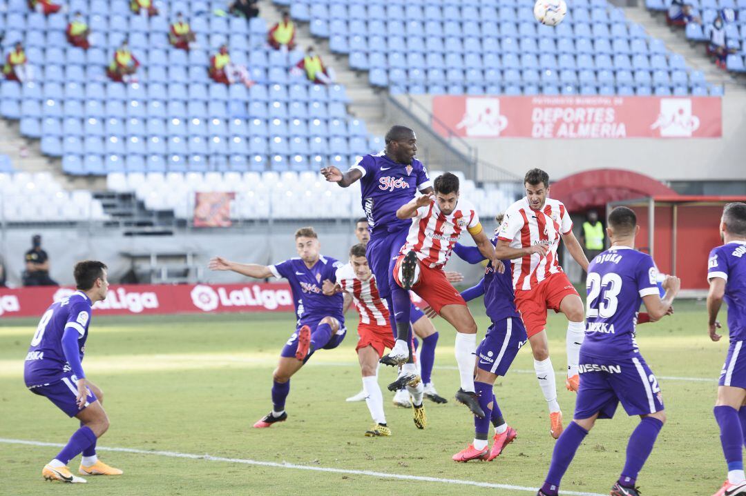 El Almería inició el curso en casa cayendo frente al Sporting.