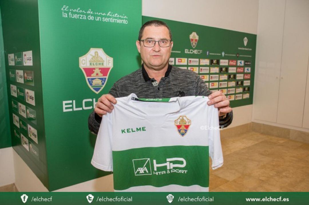 Juan Francisco Gea posa con la camiseta del Elche CF Sala Axa Hita Port