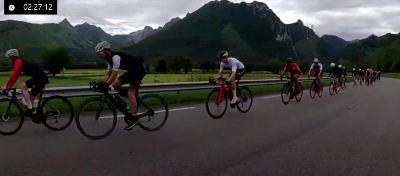 Los ciclistas rodando por las carreteras del Pirineo