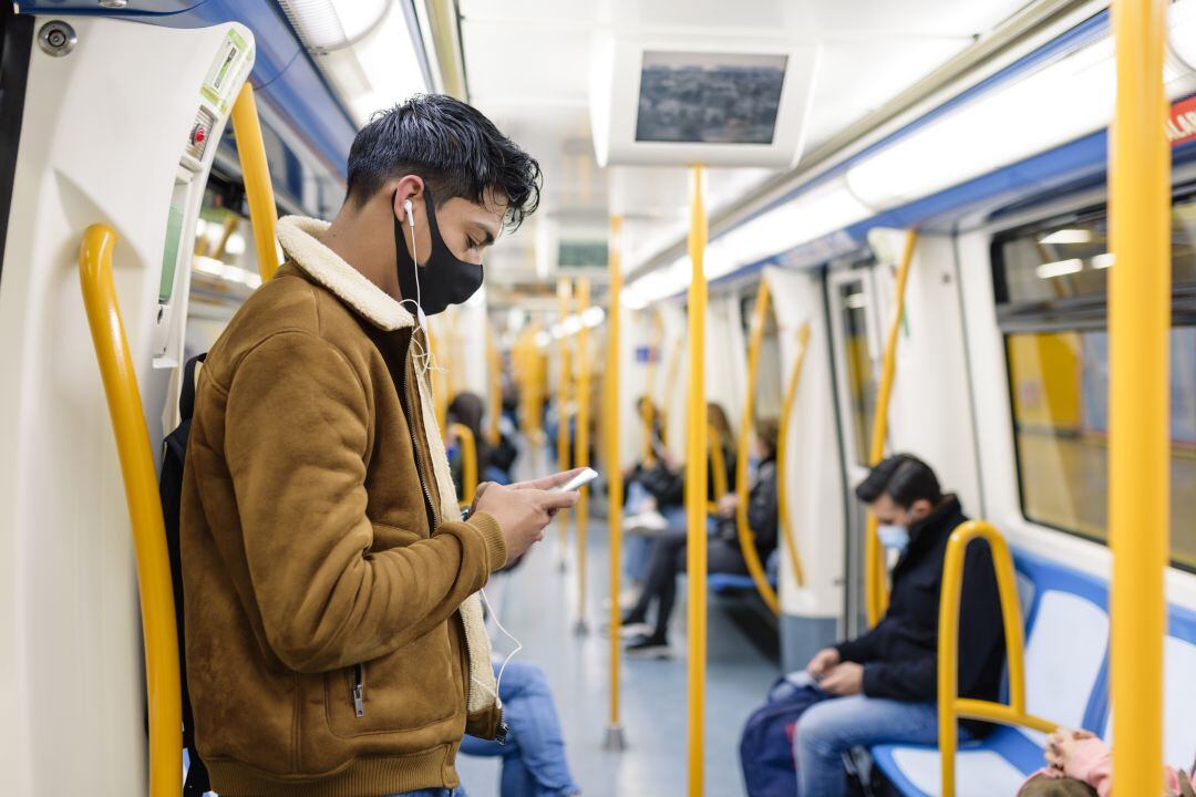 Imagen de archivo de varios ciudadanos madrileños en un vagón de Metro