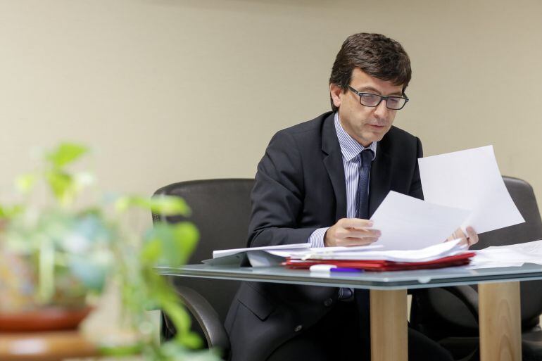 El portaveu del Govern preparant la roda de premsa posterior del Consell de Ministres