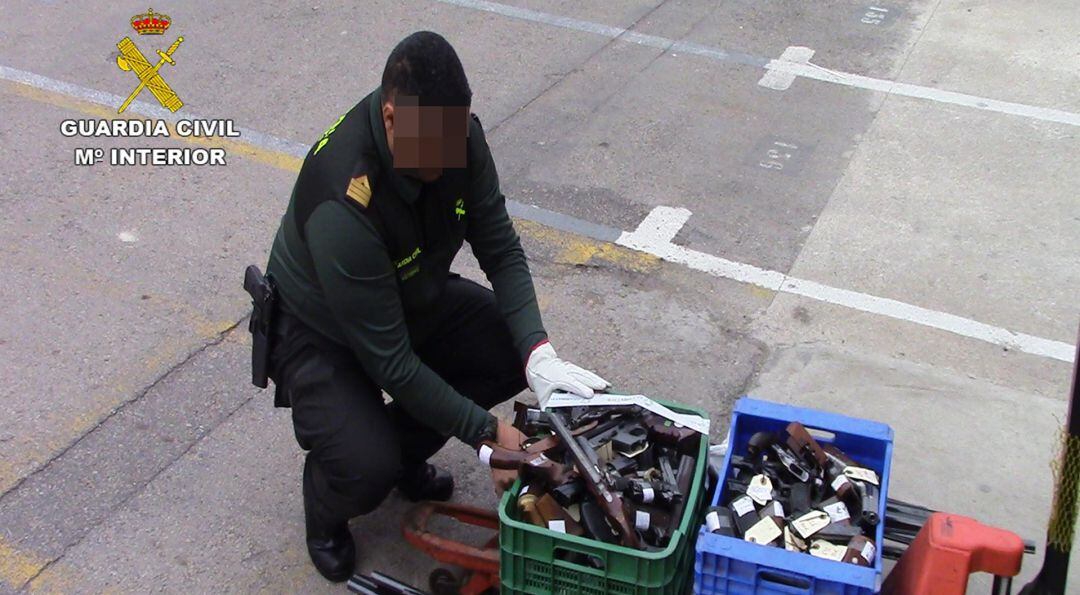 Un agente de la Guardia Civil supervisa algunas de las armas antes de ser destruidas