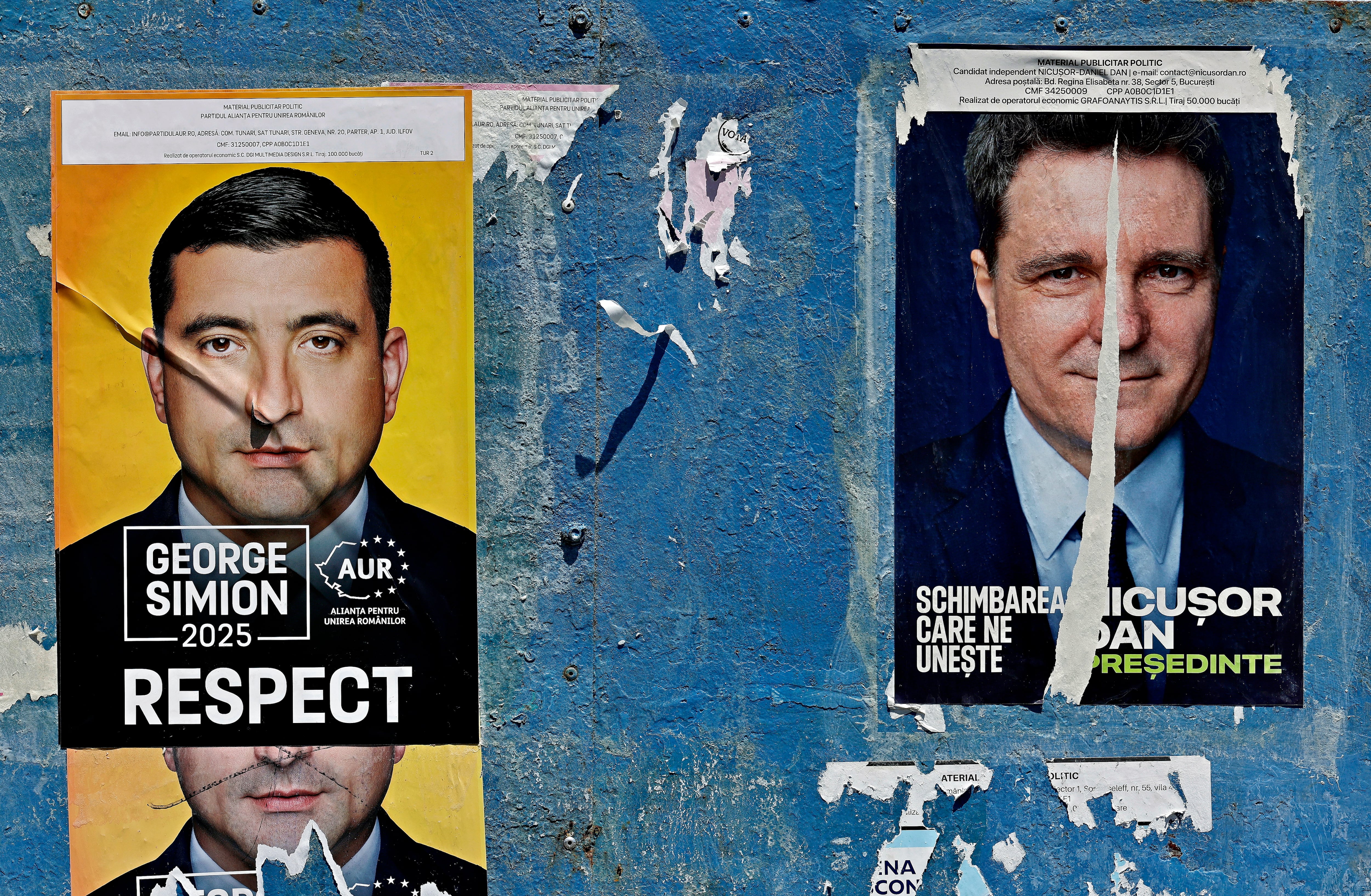 Carteles electorales en Bucarest con los rostros de los dos candidatos para la segunda vuelta de las elecciones presidenciales en Rumanía