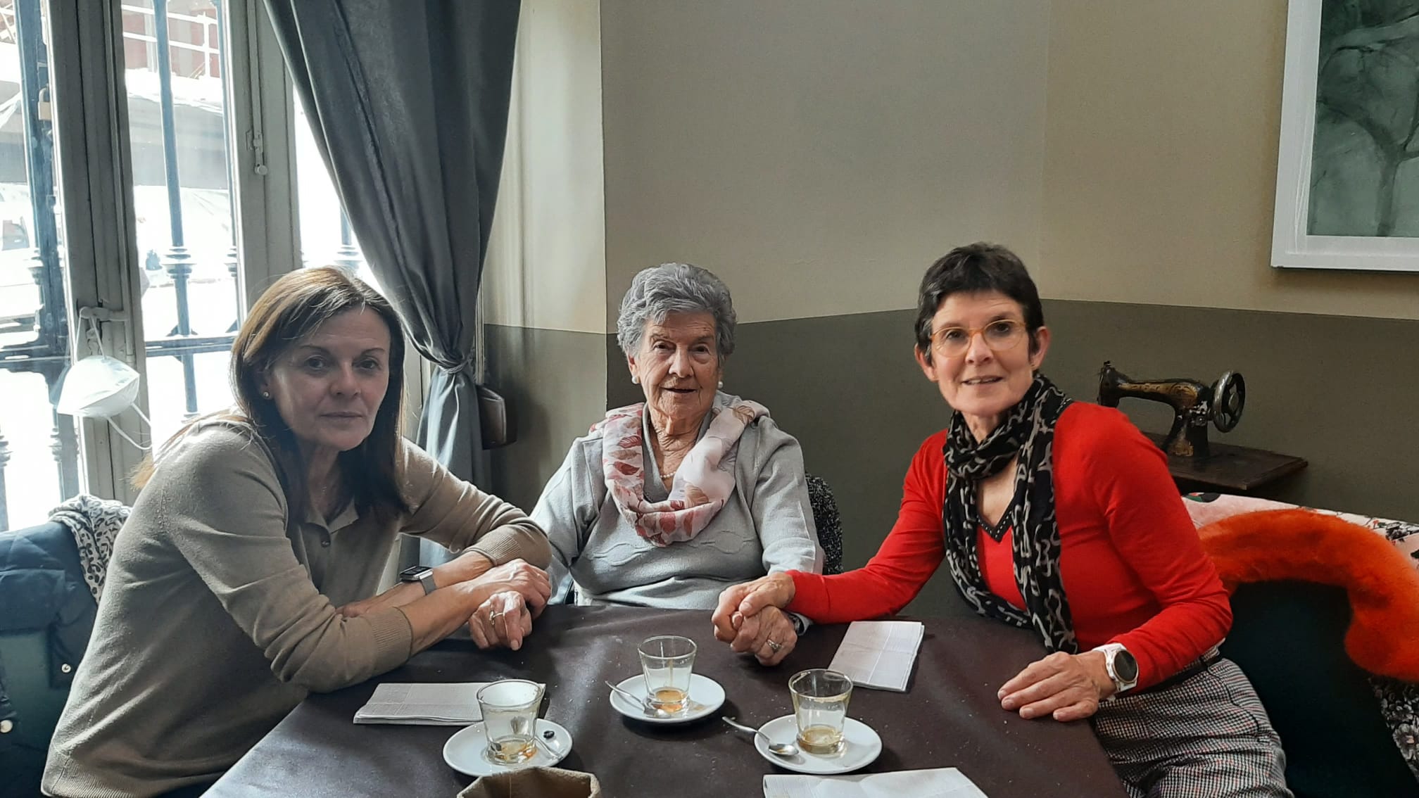 Mercedes Ferrando, en el centro de la foto, junto a sus hijas Cristina y Merche Carbonell con las que realizará la Cursa de la Dona