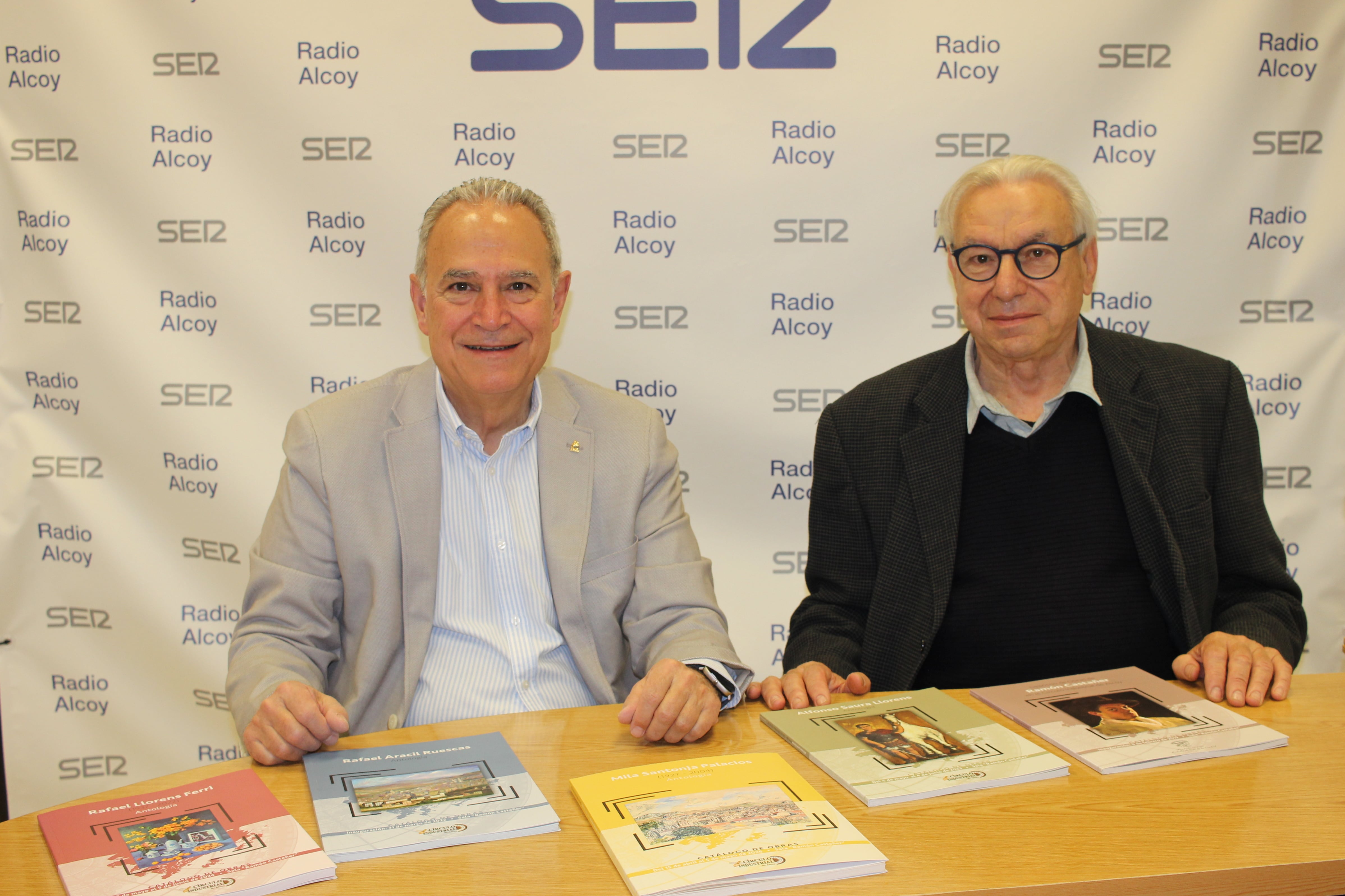 Indalecio Carbonell, presidente del Círculo Industrial de Alcoy, y José Luis Antequera, comisario de la exposición de Mila Santonja, con los catálogos editados con motivo del ciclo de muestras de artistas alcoyanos.