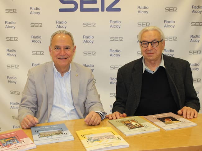 Indalecio Carbonell, presidente del Círculo Industrial de Alcoy, y José Luis Antequera, comisario de la exposición de Mila Santonja, con los catálogos editados con motivo del ciclo de muestras de artistas alcoyanos.