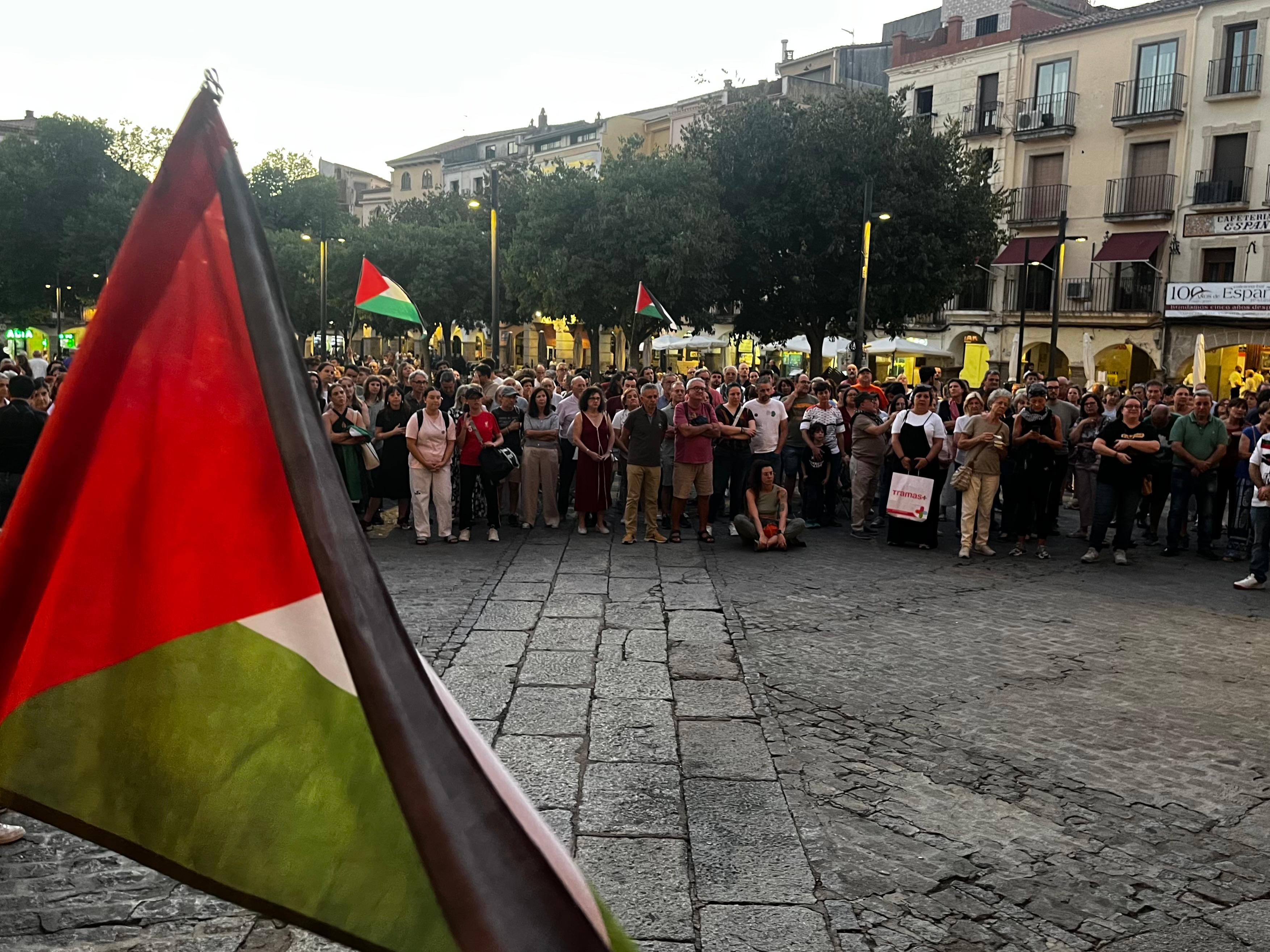 La plaza Mayor de Plasencia en la concentración por Palestina.