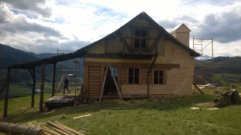 Construcción en Pendes de la cabaña del abuelo de Heidi para el rodaje de la pelicula &quot;Heidi, reina de las montañas&quot;