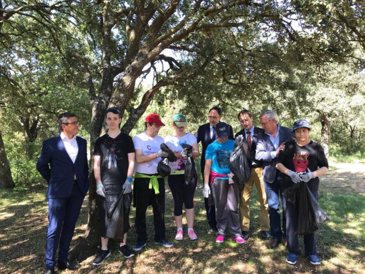 55 personas con discapacidad de Hermanas Hospitalarias limpian El Monte el Viejo