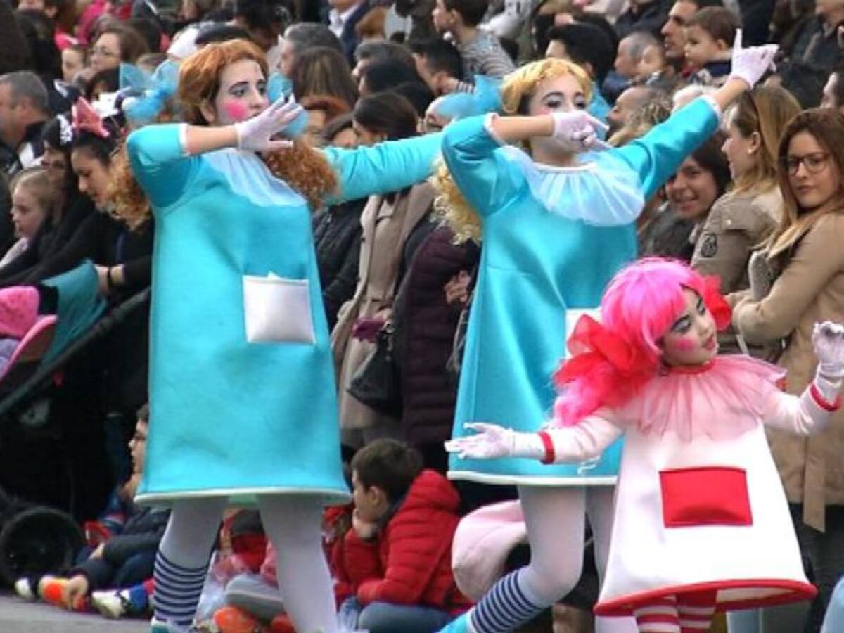 Tras dos semanas de aplazamiento a causa de la lluvia, Vigo disfrutó, por fin, del desfile de comparsas del carnaval