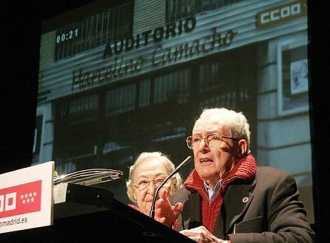 Marcelino Camacho junto a su mujer Josefina durante un homenaje en el Palacio de Congresos de Madrid