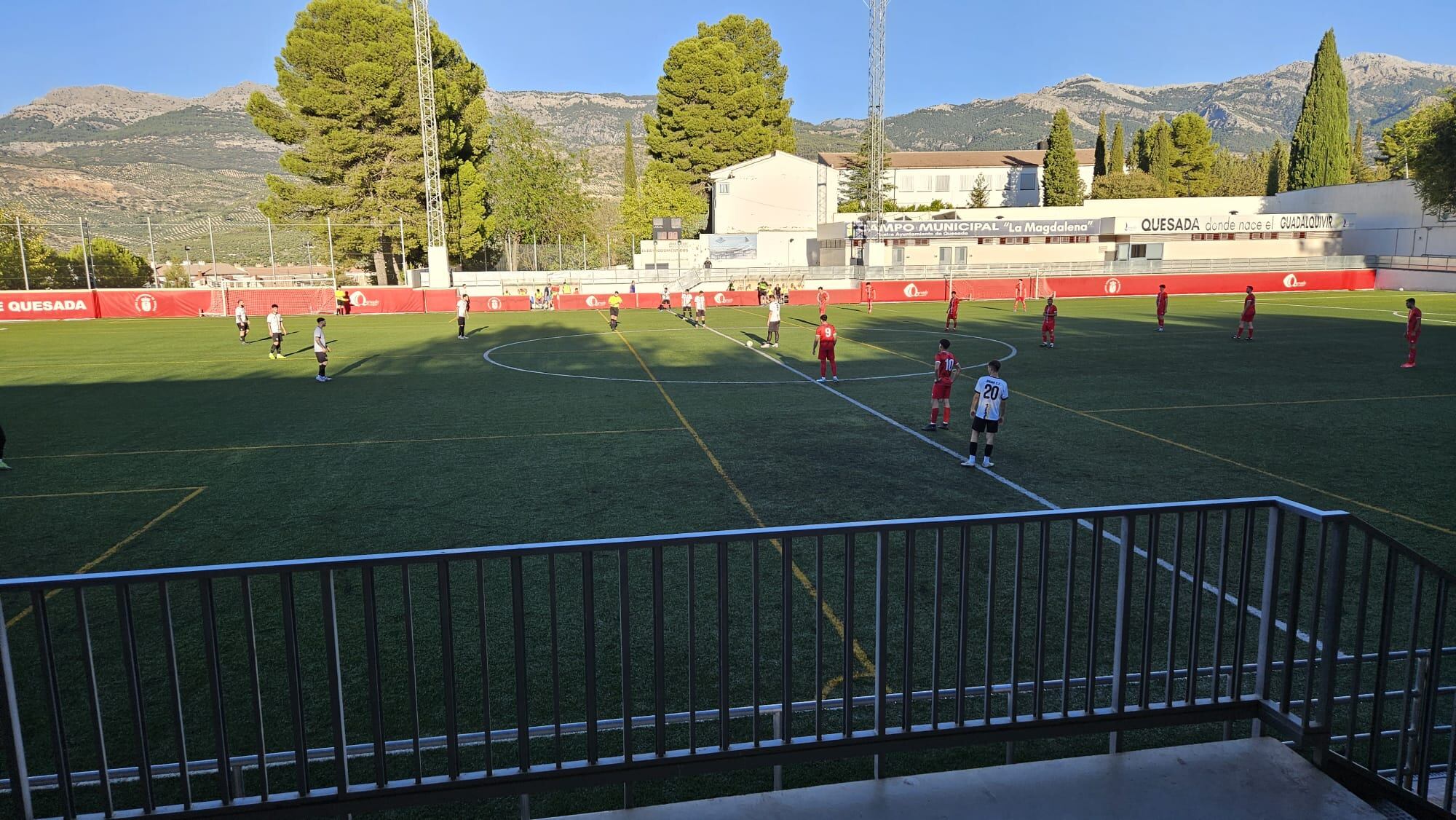 Los dos equipos, sobre el terreno de juego, justo antes del saque inicial