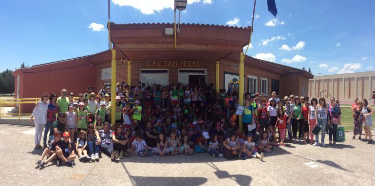 Foto de familia de uno de los colegios en los que se va a actuar