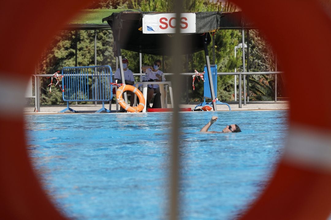 Una persona nada en la piscina del Centro Deportivo Municipal Vicente del Bosque, una de las que abre la Comunidad de Madrid a partir de hoy, en Madrid (España), a 1 de julio de 2020.