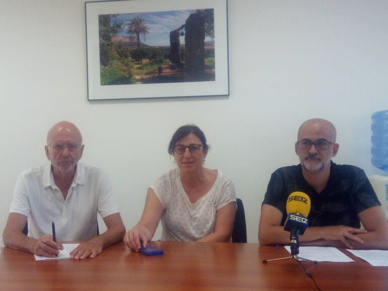 El alcalde de Jesús Pobre, Javier Scotto (d), junto a los representantes de la Asociación de Vecinos, Maria Rosa Costa y Fabián Listerri.
