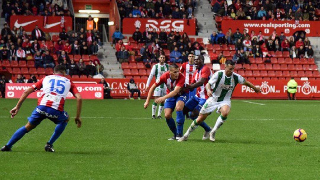 Romero pugna por un balón