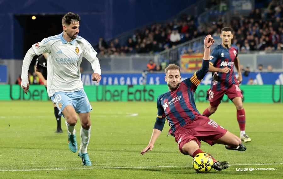Jorge Pulido en una acción del derbi con el Real Zaragoza