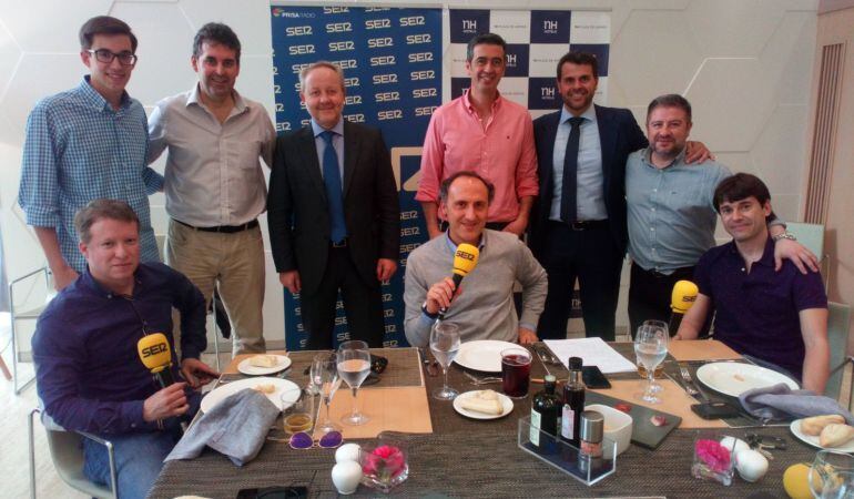 Sentados de izquierda a derecha, José Antonio Espina, Santiago Ortega y Miguel Ángel Chazarri. De pie, Daniel Espartero, Florencio Ordóñez, Andrés Castillo, director del NH Plaza de Armas; Manolo Aguilar, Feliciano Espinosa, comercial del establecimiento 