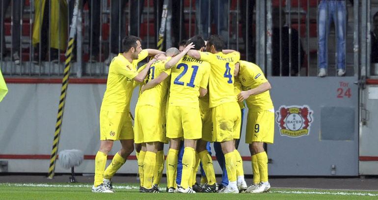 Los jugadores del Villarreal celebran el segundo gol que marcaron durante el partido de ida de los octavos de final de la Liga Europea