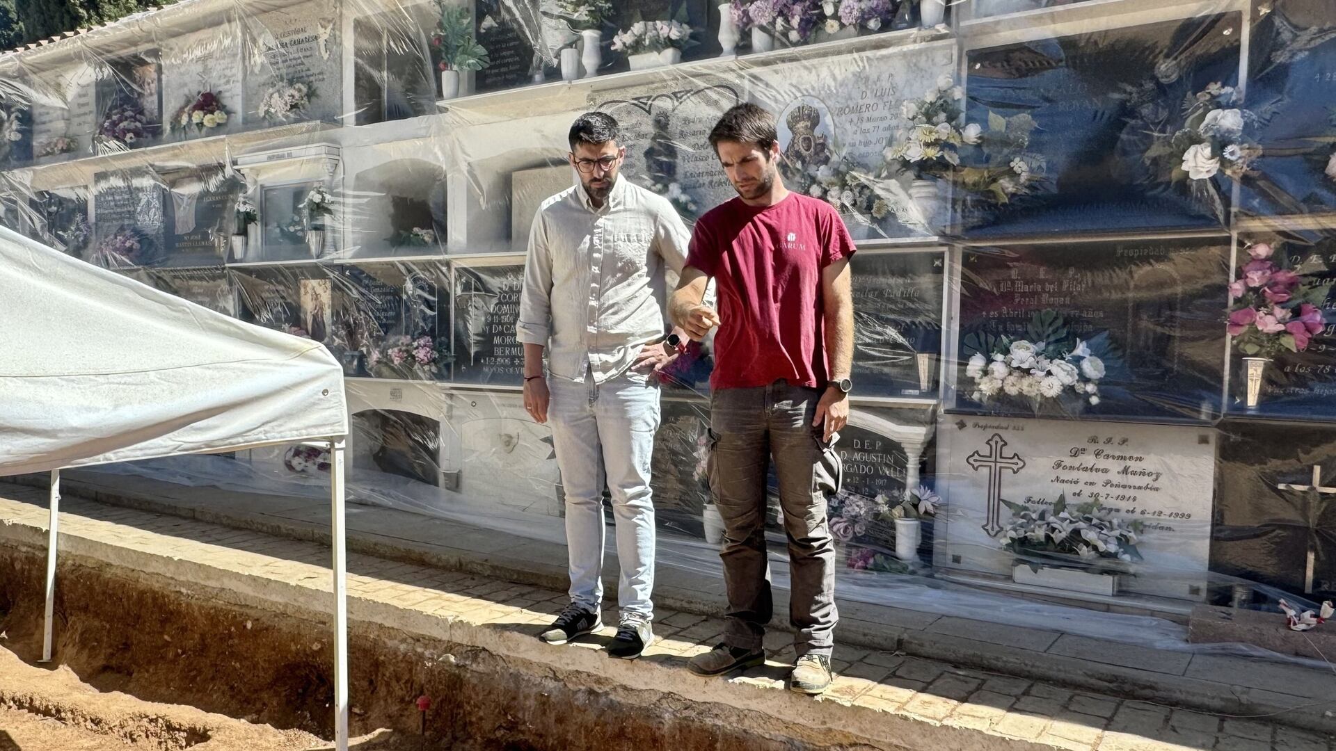 El alcalde de Campillos, Daniel Gómez, durante una de las visitas que ha realizado al cementerio durante los trabajos de exhumación de la primera fosa