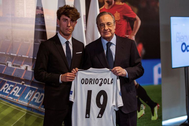 El nuevo defensor del Real Madrid Álvaro Odriozola ,acompañado por el presidente del club, Florentino Pérez, durante su presentación como nuevo futbolista del club blanco en el estadio Santiago Bernabéu