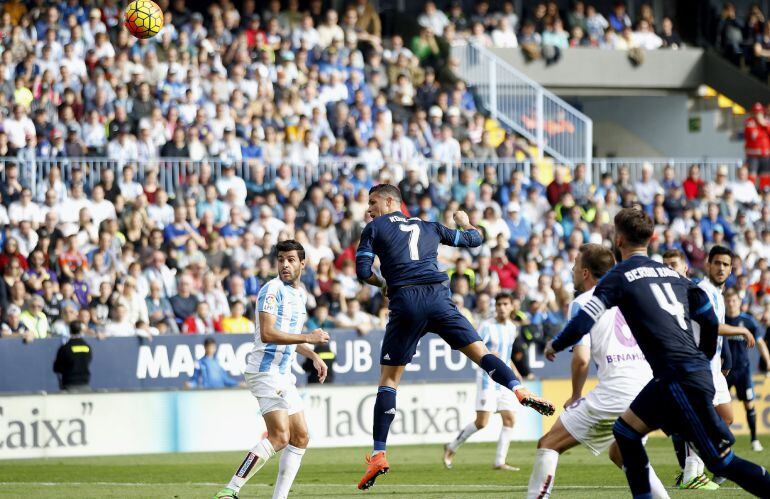 El delantero portugués del Real Madrid Cristiano Ronaldo, en la acción del gol de cabeza ante el Málaga