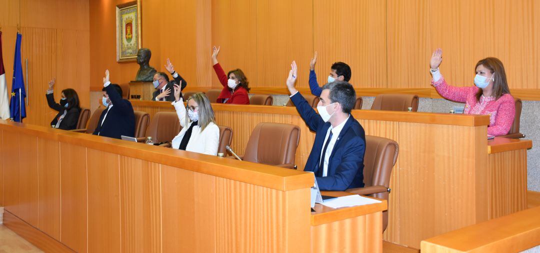 Pleno municipal aprobando las ordenanzas