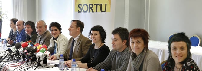 Los promotores del nuevo partido de la izquierda abertzale, &#039;Sortu&#039;, durante la rueda de prensa que ofrecieron este martes en Bilbao