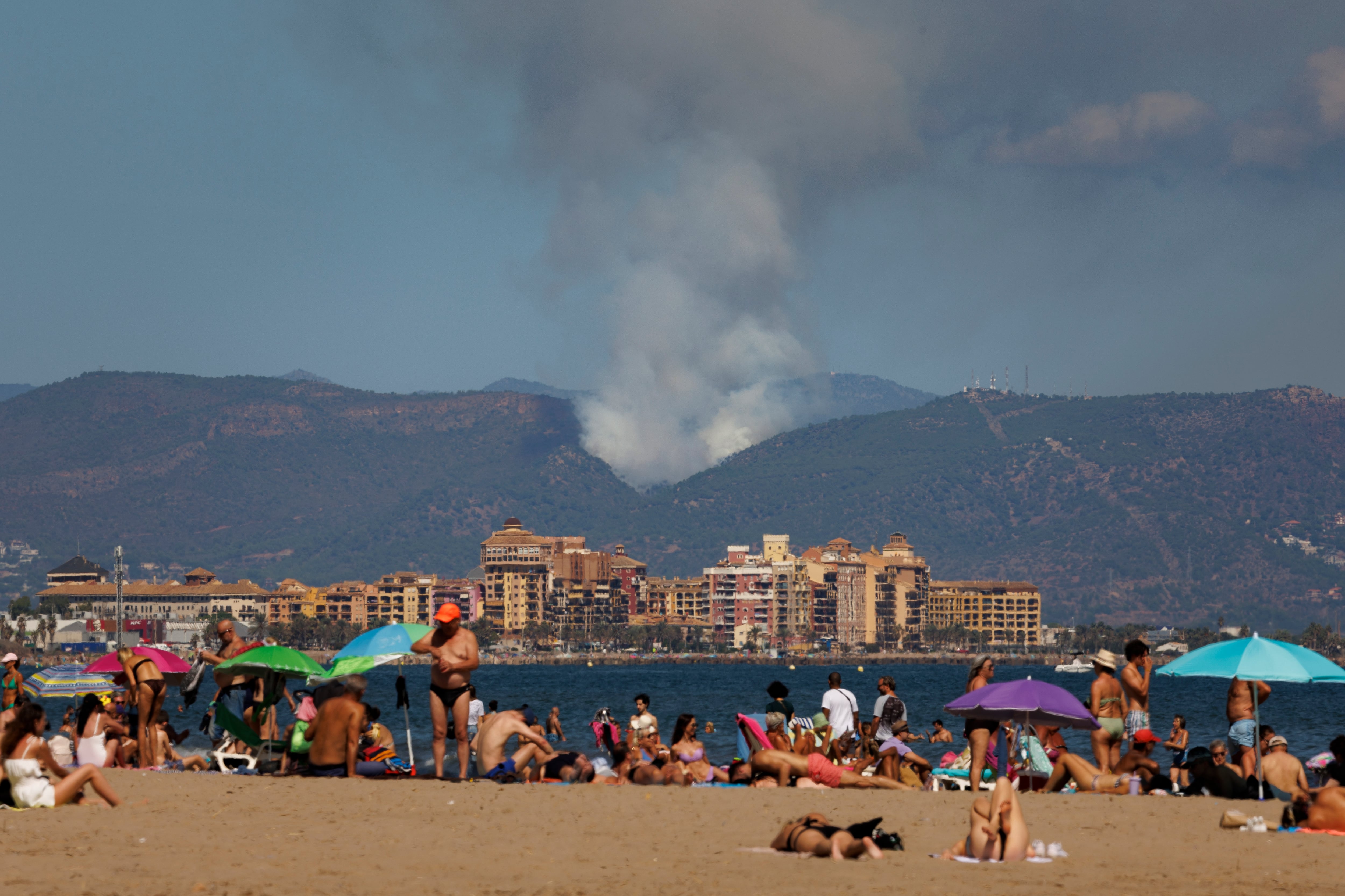 Vista general desde la playa de la Malvarrosa de Valencia, de la columna de humo del incendio declarado en la zona forestal de Puçol (Valencia).