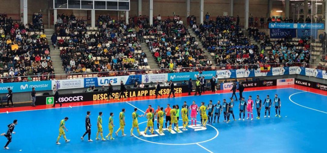 Jugadores de Inter y Jaén Paraíso Interior saludándose antes del inicio del choque.