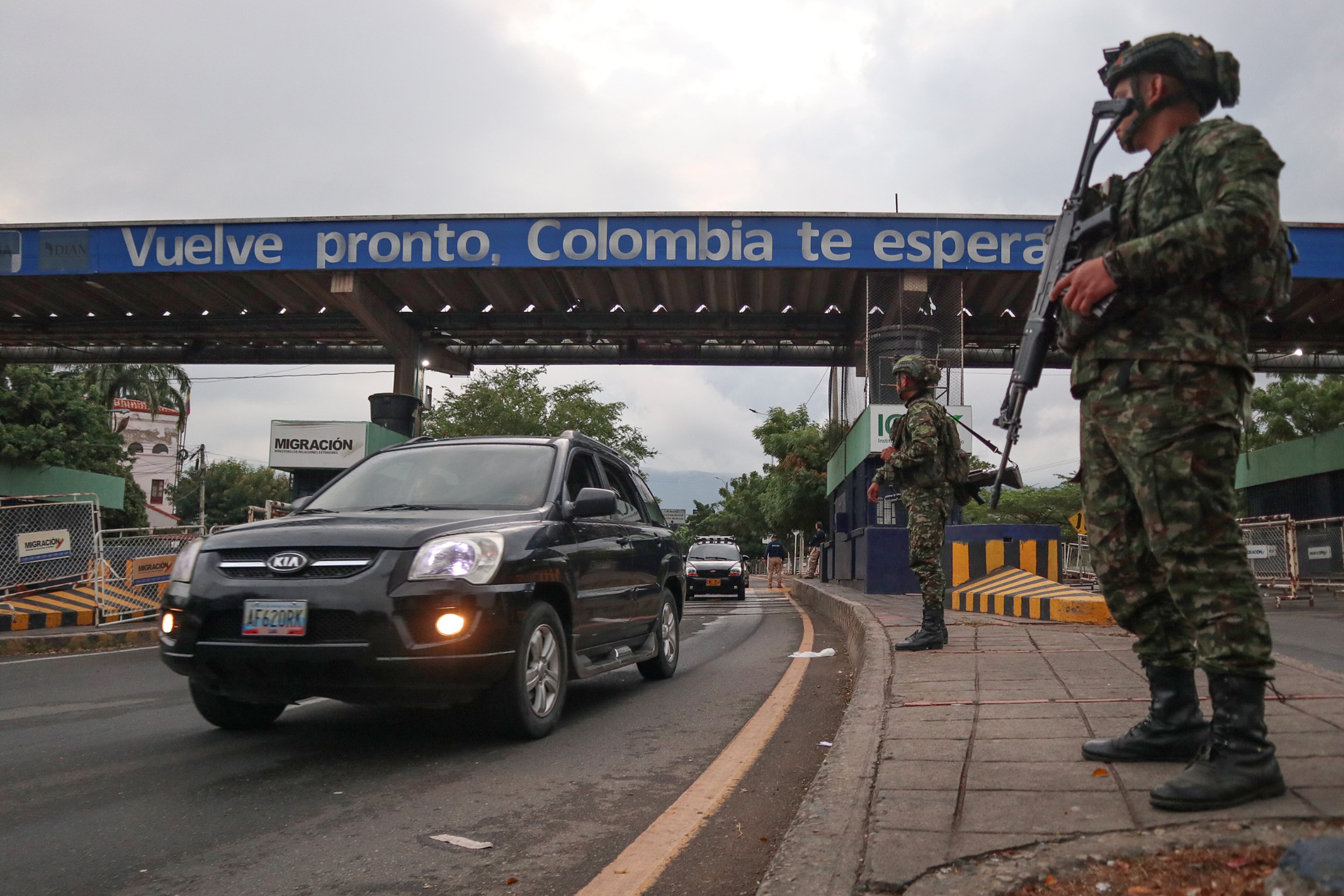 CÚCUTA (COLOMBIA), 03/01/2026.- Integrantes del Ejército colombiano llegan este sábado al puente internacional Simón Bolívar que une a las ciudades de Cúcuta y Villa del Rosario (Colombia) con las ciudades de San Antonio y San Cristóbal del Estado Táchira (Venezuela). El presidente colombiano, Gustavo Petro, anunció este sábado un refuerzo de la seguridad en la frontera con Venezuela para atender una eventual llegada masiva de refugiados de ese país tras el ataque de Estados Unidos a Caracas y otras ciudades y la captura de Nicolás Maduro y su esposa, Cilia Flores. EFE/ Mario Caicedo