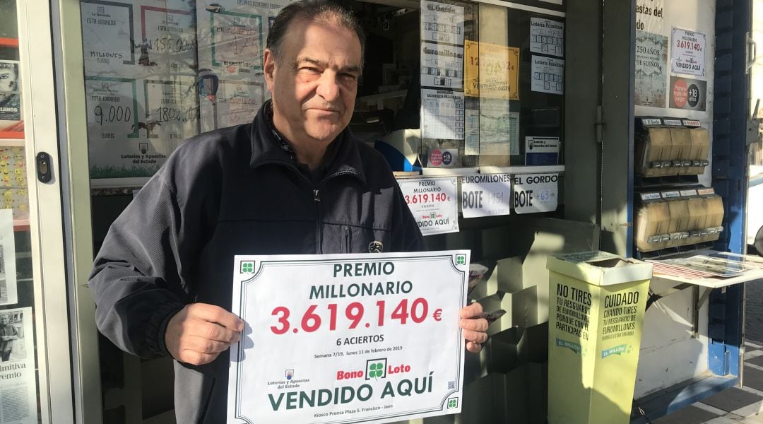 El lotero, Miguel Ángel Hurtado, con el cartel identificativo del premio que ha repartido.