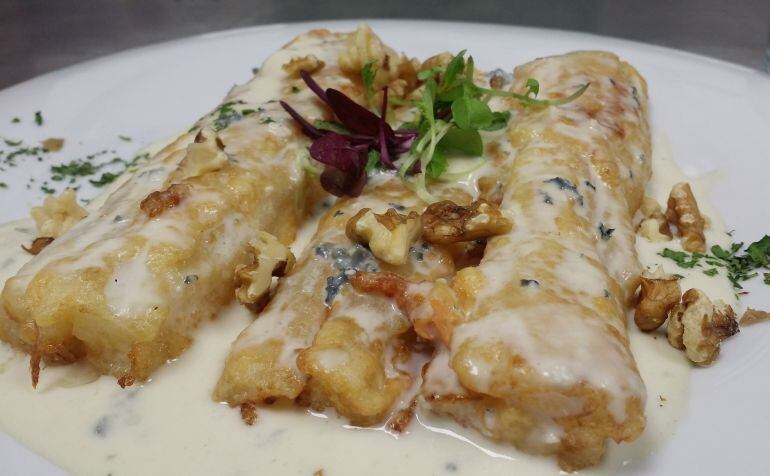 Espárragos rellenos de trucha ahumada y crema de queso de Valdeón