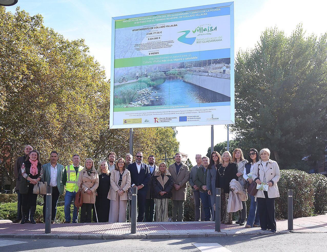Parte de la Corporación Municipal posa junto al cartel que anuncia la renaturalización del río