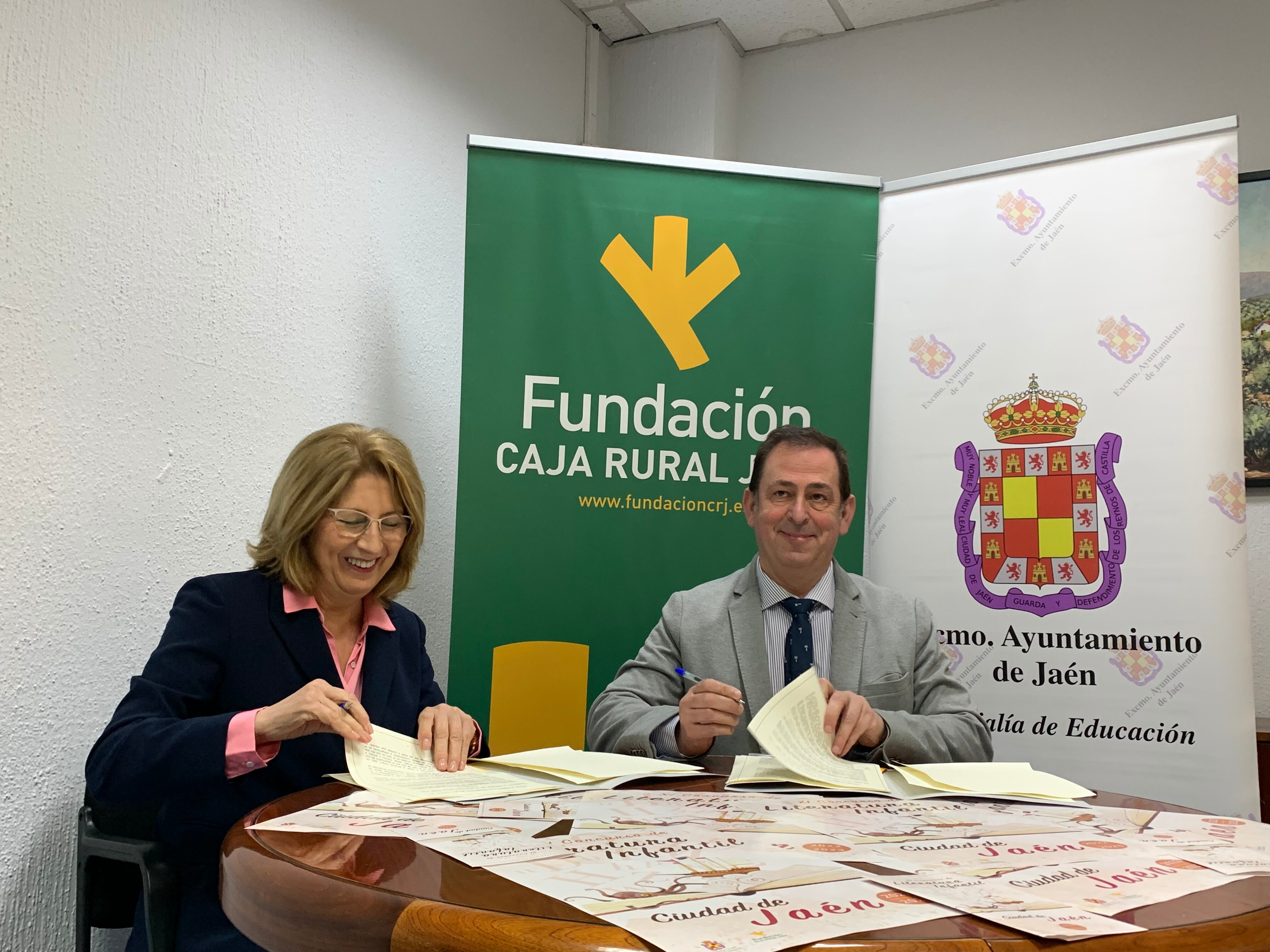 La patrona de la Fundación Caja Rural de Jaén, María José Aguayo, y el concejal de Educación del Ayuntamiento de la capital, Javier Padorno, firman el convenio para llevar a cabo el Concurso de Literatura Infantil.