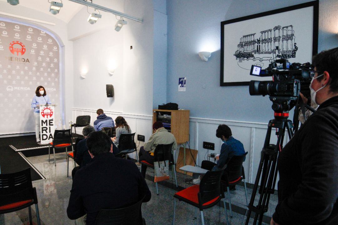 La delegada Laura Guerrero informando en rueda de prensa