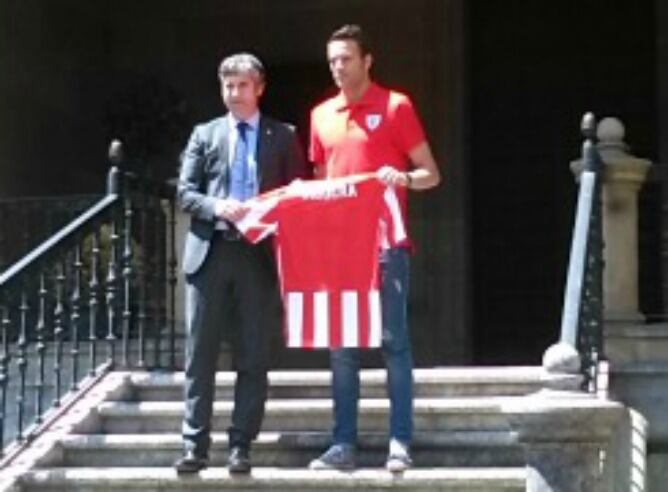 Viguera con Josu Urrutia tras ser presentado