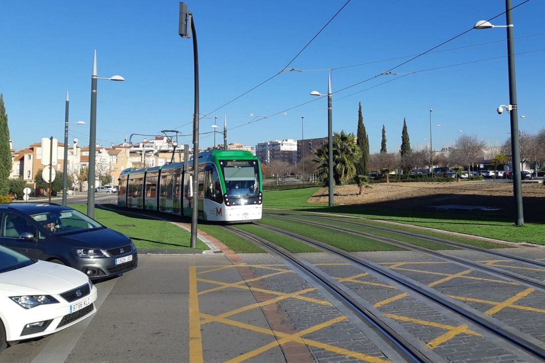 Uno de los trenes del metro de Granada en una rotonda con más visibilidad tras las obras llevadas a cabo por la Junta de Andalucía 