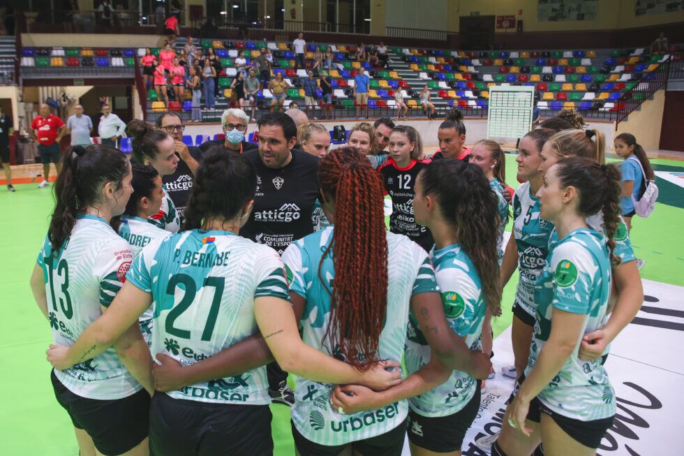 Joaquín Rocamora habla con sus jugadoras durante un partido