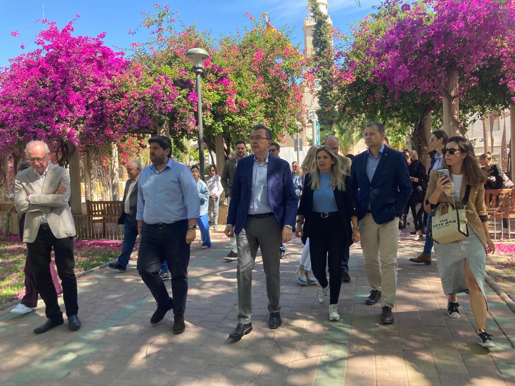 Fernando López Miras y José Ballesta pasean por el jardín de la Constitución de Cabezo de Torres