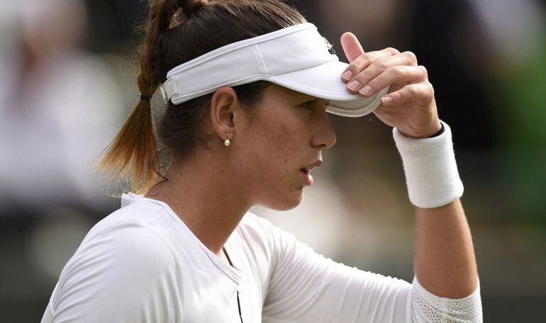 Muguruza se tapa la cara durante un momento del partido ante Cepelova