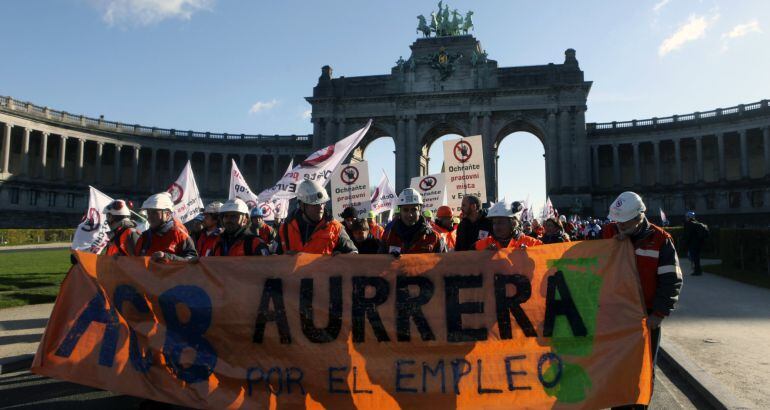 Trabajadores del acero de toda Europa, durante la manifestación convocada por la alianza de la industria del acero AEGIS Europe y la Organización Europea de la Industria del Acero (Eurofer), hoy en Bruselas, ha reunido a unas 5.000 personas y 15 consejero