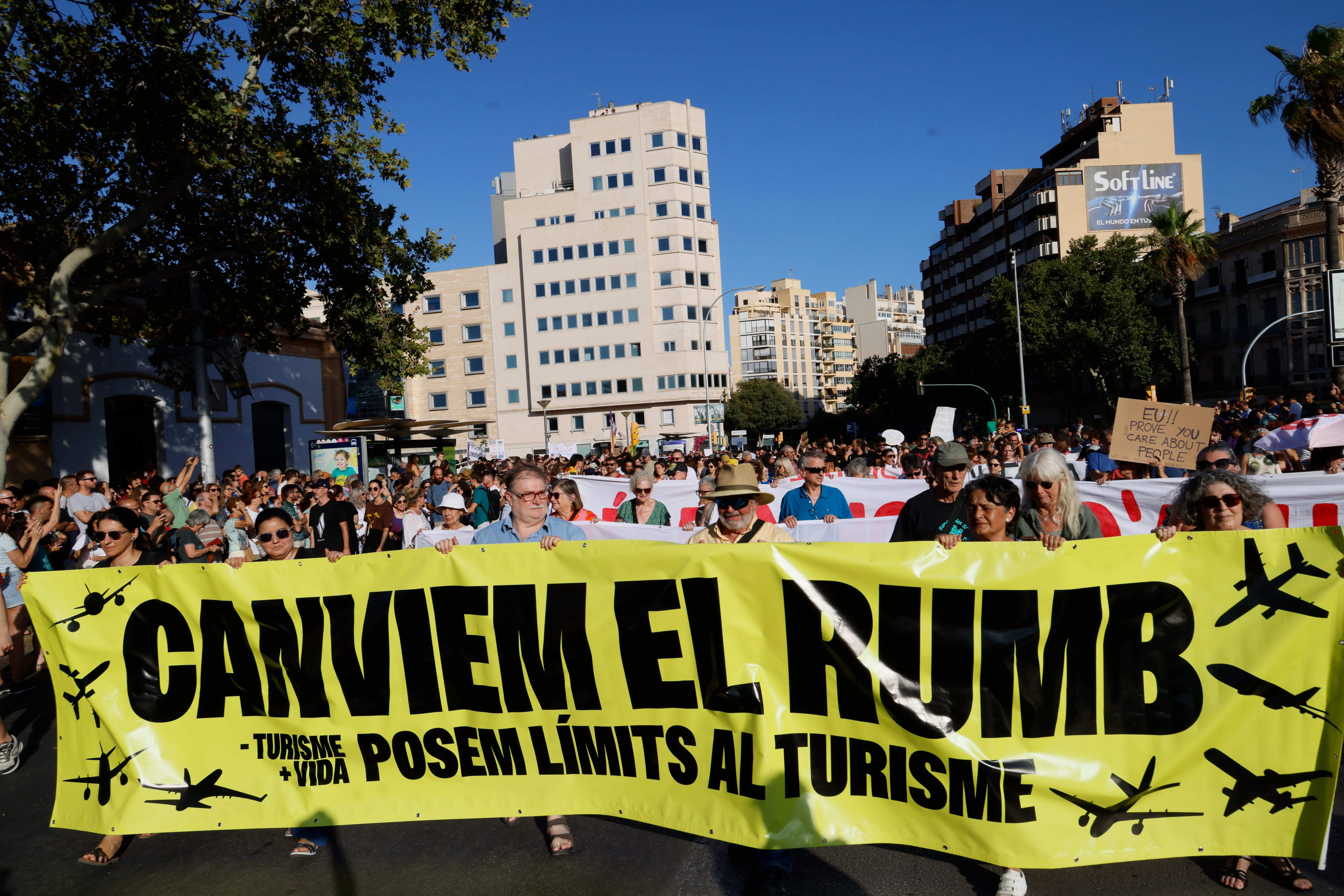 PALMA DE MALLORCA, 21/07/2024.- Varios miles de mallorquines han salido este domingo a la calle para protestar contra la masificación turística en la isla, la caída de los salarios, la pérdida de calidad de vida por los atascos en carreteras y playas, el ruido, el consumo del territorio y el continuo aumento del precio de la vivienda para alquilar o comprar. EFE / Cati Cladera.
