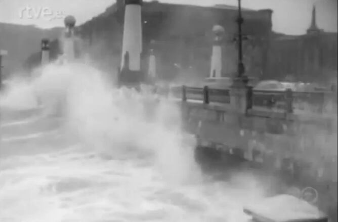 Olas golpeando el puente del Kursaal de San Sebastián