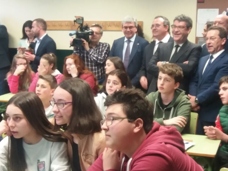 El ministro, segundo por la derecha en el grupo del fondo, participó junto a alumnos de segundo de ESO del Instituto de Infiesto en un concurso escolar online como estreno del programa &quot;Escuelas Conectadas&quot;.