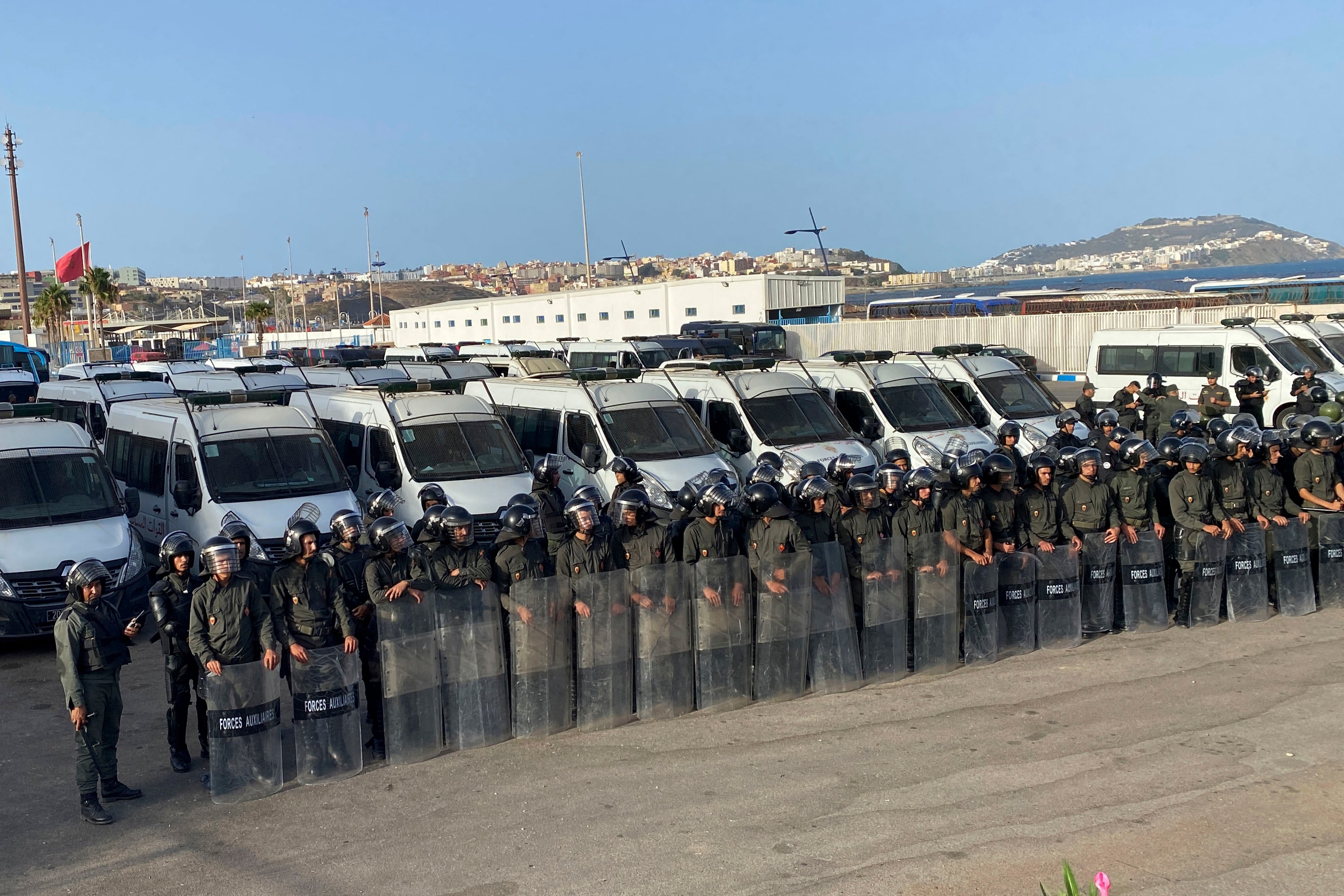 El blindaje policial a ambos lados de la frontera de Ceuta ha impedido este domingo la entrada masiva de migrantes a la ciudad autónoma en respuesta a los llamamientos a través de las redes sociales, tras una noche y una mañana de tensión en el paso fronterizo