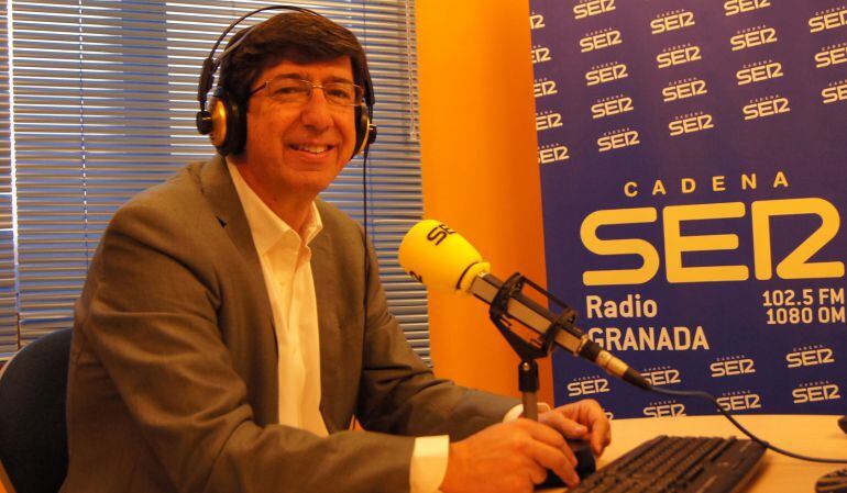 Juan Marín, durante una visita a los estudios de Radio Granada