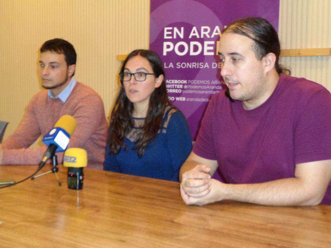 Imagen de archivo de los procuradores de Podemos por BurgosFelix Diez y Laura Domínguez con el exconcejal arandino Mario Martín